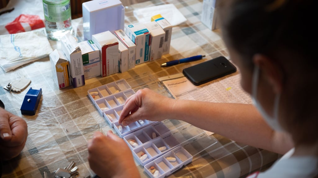 Hilfe beim Organisieren und Einnehmen von Medikamenten: Auch hier kann ein Pflegedienst helfen.