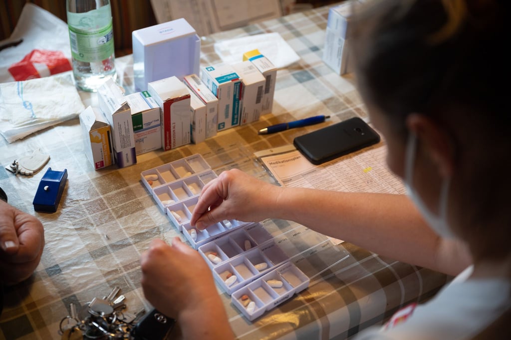 Hilfe beim Organisieren und Einnehmen von Medikamenten: Auch hier kann ein Pflegedienst helfen.