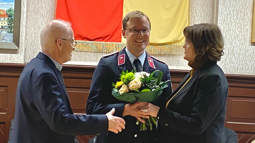 Einstimmig wurde Björn Kant (Mitte) vom Genthiner Stadtrat zum neuen Stadtwehrleiter ernannt. Erste Glückwünsche kamen von Bürgermeisterin Dagmar Turian (parteilos) und dem Stadtratsvorsitzenden Volker Bauer (CDU). 