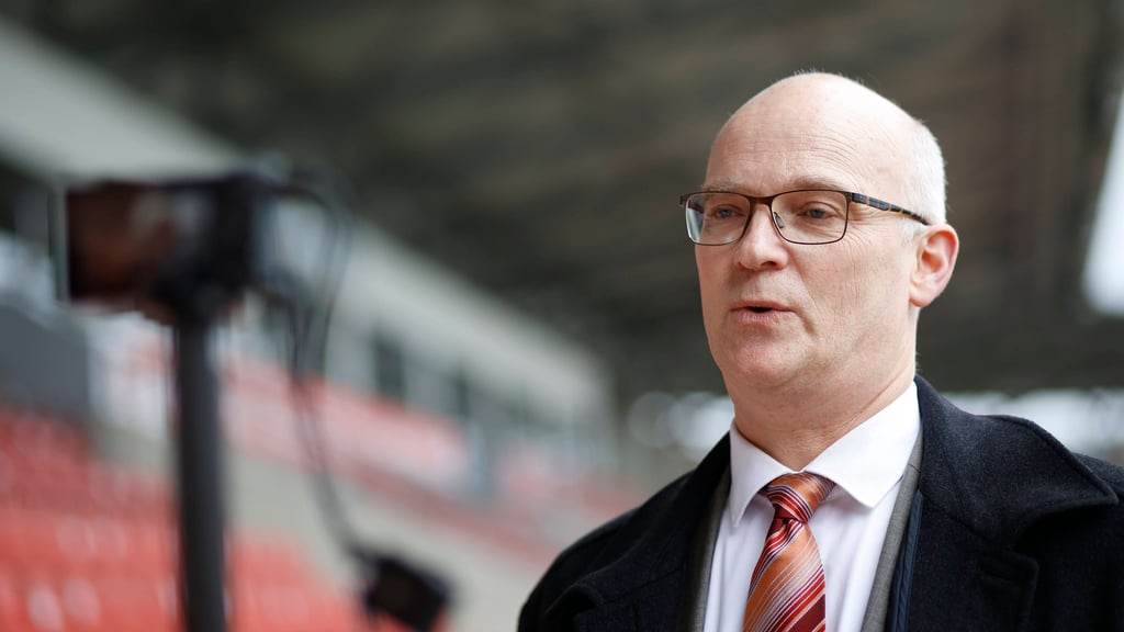 Sparkassenchef Jürgen Fox macht ernst. 500 säumige Kunden bekommen jetzt ihre Kündigungen.