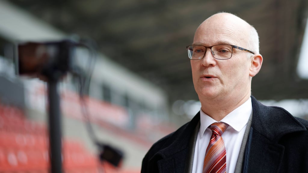 Sparkassenchef Jürgen Fox macht ernst. 500 säumige Kunden bekommen jetzt ihre Kündigungen.