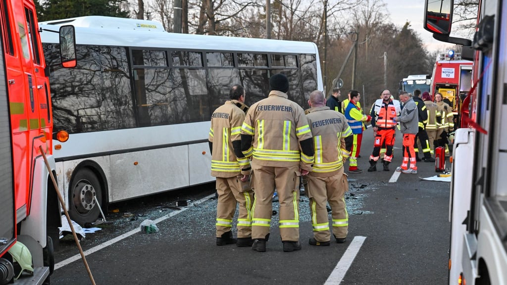 Einsatzkräfte sichern die Unfallstelle auf der S11 in Doberschütz, nachdem ein Linienbus mit einem Auto zusammengestoßen war