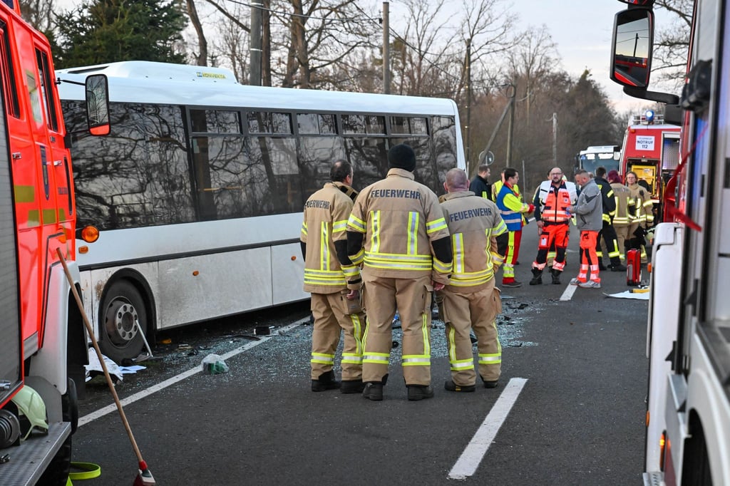 Einsatzkräfte sichern die Unfallstelle auf der S11 in Doberschütz, nachdem ein Linienbus mit einem Auto zusammengestoßen war
