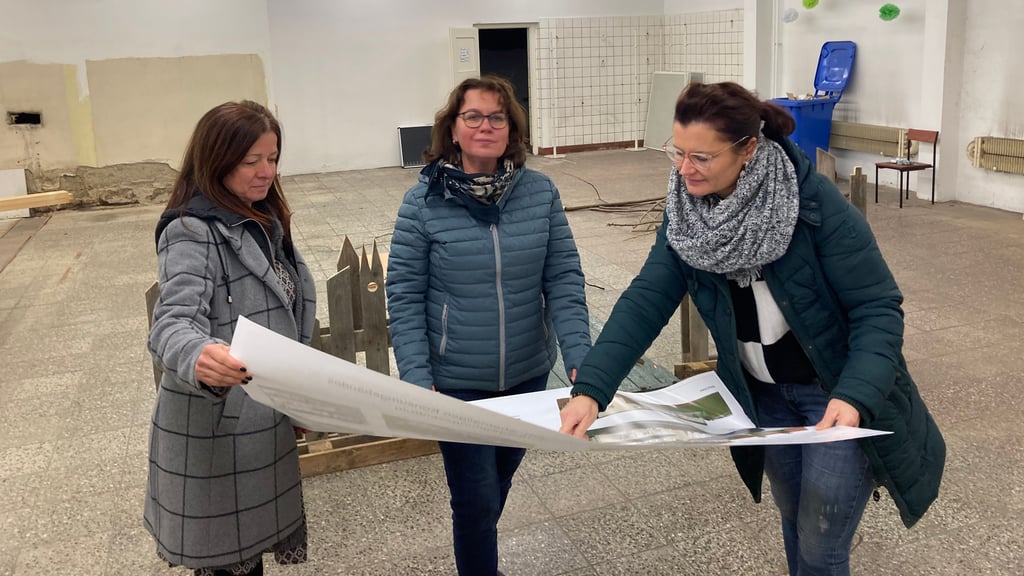 Kristin Meier (von links), Ina Briest und Peggy Degener vom Heimatverein Niegripp beraten über die Baupläne, die aus dem Dorfkonsum ein Begegnungszentrum für Niegripp machen sollen. 