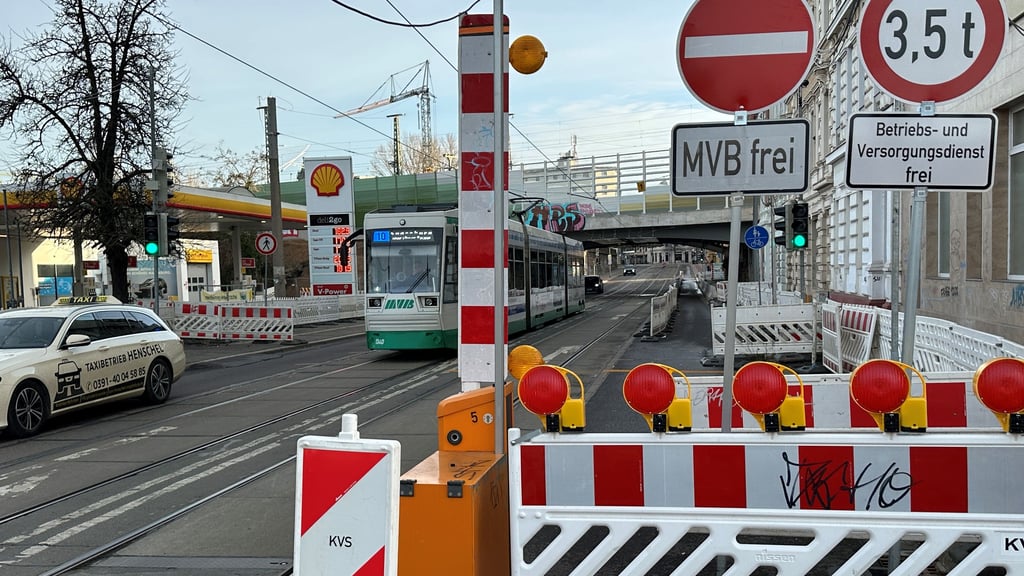 Die Hallische Straße in Magdeburg ist wegen Arbeiten der Deutschen Bahn in Fahrtrichtung Innenstadt für den Autoverkehr gesperrt.