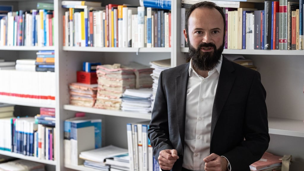 Der Vorwurf des schweren sexuellen Missbrauchs eines Kindes im Maßregelvollzug erschüttert die Öffentlichkeit. Der Direktor der Kriminologischen Zentralstelle (KrimZ), Martin Rettenberger, weist auf allgemeine Verfahren in solchen Einrichtungen und Besuchsmöglichkeiten hin. (Archivbild)