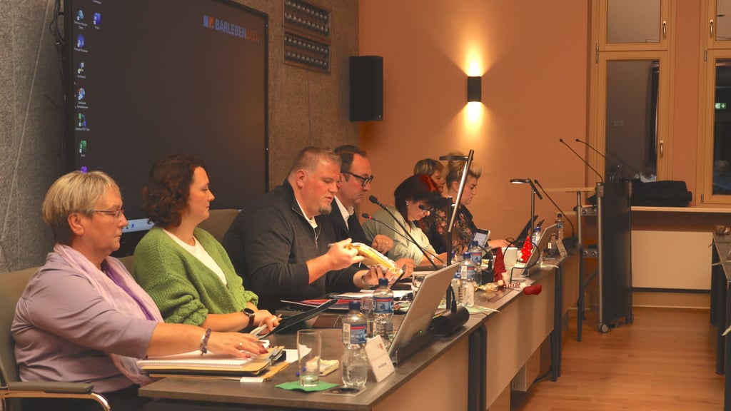 Der Gemeinderat in Barleben ist umgezogen. Bürgermeister Frank Nase begrüßt die Kommunalpolitiker zur ersten Sitzung im ehemaligen Ballsaal der Villa 147.