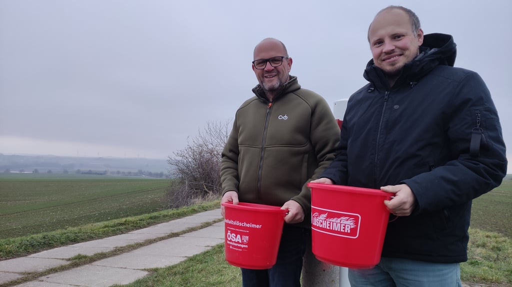 Die Löscheimer von Olaf Chrost und David Kawitzke (v. l.) bleiben leer. Solange das Löschwasser in Osterode am Fallstein und Rhoden ausbleibt, bleiben auch die Baugenehmigungen aus. 