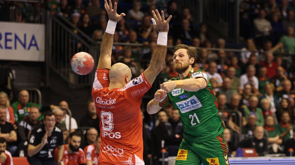 Adrian Sipos (l.) und die MT Melsungen boten dem SC Magdeburg massive Gegenwehr. Am Ende konnten sich Albin Lagergen dennoch durchsetzen und wettbewerbsübergreifend auch das zwölfte Heimspiel der Saison gewinnen.
