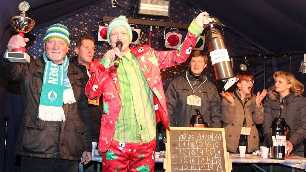 Bei dem Stadtteil-Weihnachtsmarkt in Magdeburg-Ottersleben wird jährlich der Glühwein-König gekürt. Moderiert wird die Wahl von Holger Paech. 