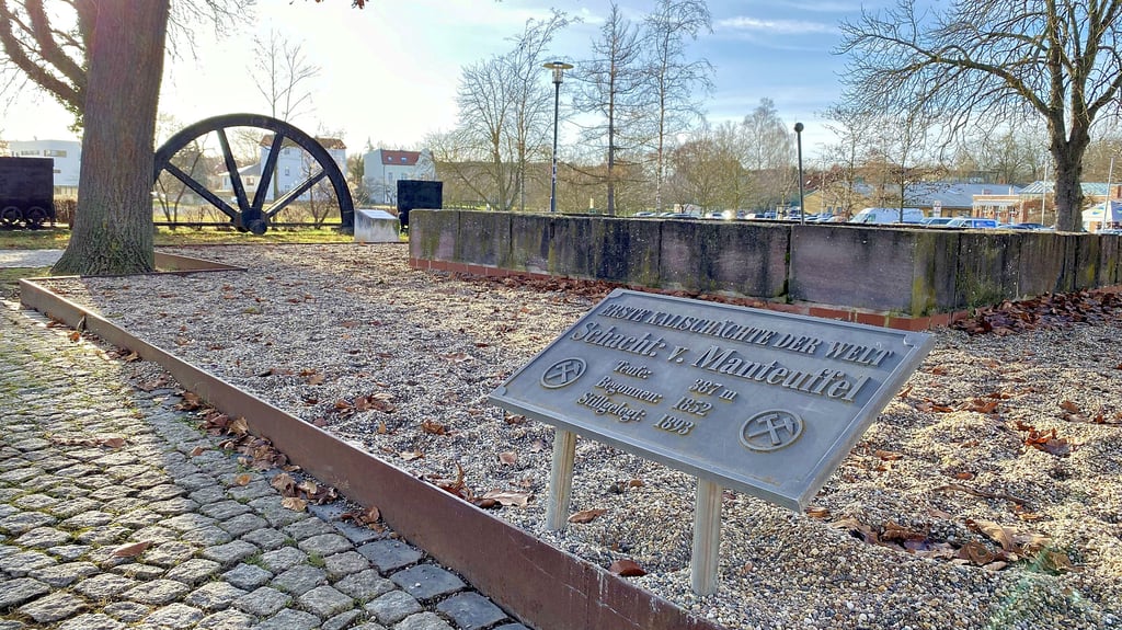 Der Kaligarten um die ersten Kalischächte der Welt – von Manteuffel (1852 bis 1893) und von der Heydt (1851 bis 1900) – gilt als ein traditionsreicher Platz, den es aufzuwerten gilt. Zum Beispiel per Verfügungsfonds der Arbeitsgemeinschaft Innenstadtbelebung.