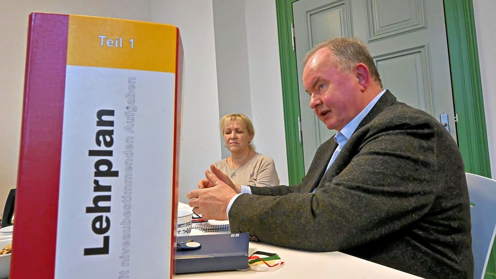 Roland Meister unterstützt im Rahmen eines Mentoren-Programms Seiteneinsteiger an der Ascherslebener Burgschule. 