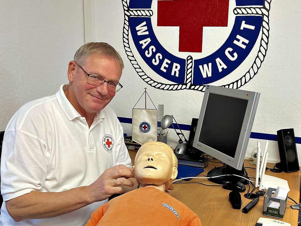 Der Querfurter Olaf Tobisch, hier mit einem Übungsphantom, das für die Rettungsschwimmer-Ausbildung genutzt wird. 