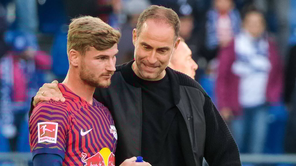 Oliver Mintzlaff (r.) und Timo Werner bei einem Bundesliga-Spiel im Herbst 2023.