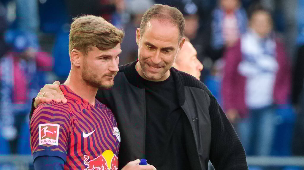 Oliver Mintzlaff (r.) und Timo Werner bei einem Bundesliga-Spiel im Herbst 2023.