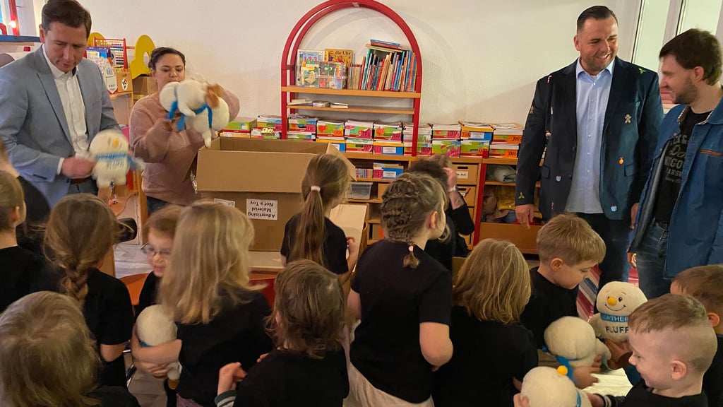 Mit einem kuschelweichen Geschenk wurden Kinder der AWO-Kita „Pfiffikus“ in Halberstadt von Christian Horst (hinten, 2. von rechts) überrascht.