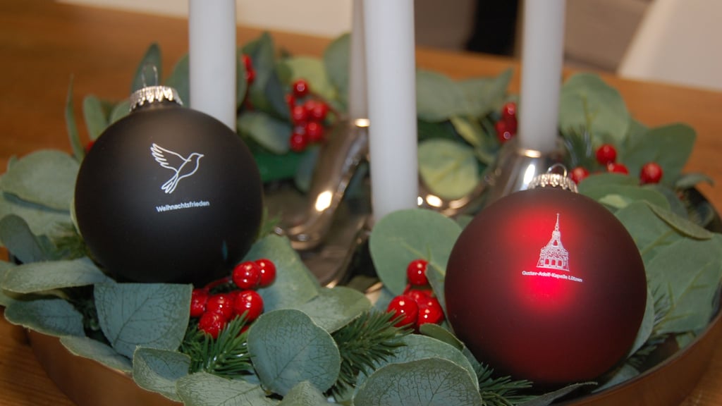 „Weihnachtsfrieden“ aus Lützen und eine limitierte Version mit der Kapelle der Gustav-Adolf-Gedenkstätte – diese beiden Weihnachtsbaumkugeln sind im Museum „Lützen 1632“ erhältlich.
