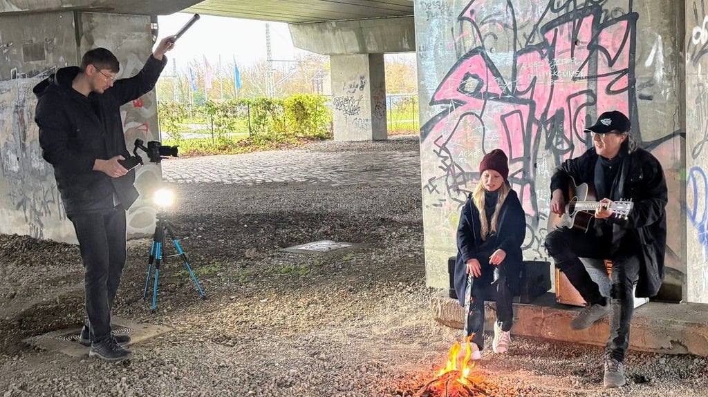 Hardy und Nele beim Videodreh zu „Wozu gibt es Kriege?“ in Roßlau.