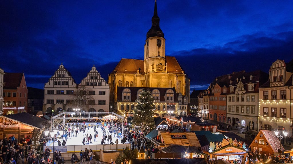 Die Eislaufbahnen, wie hier auf dem Weihnachtsmarkt in Naumburg, werden im Winter zum beliebten Treffpunkt.