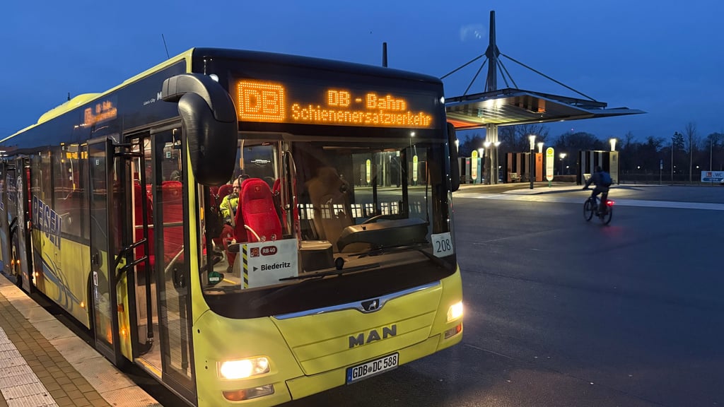 Am Busbahnhof in Burg ist für den Schienenersatzverkehr ein eigener Bereich eingerichtet. Allerdings mit unzureichender Ausstattung.