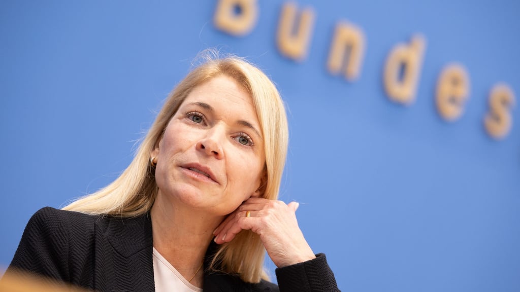 Will den Konzern vom Kopf auf die Füße stellen: Die neue Bahnchefin Evelyn Palla. (Archivbild)