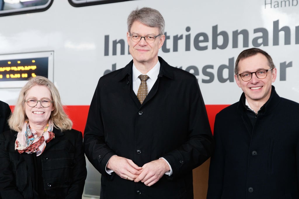 Bundesverkehrsminister Patrick Schnieder (CDU, Mitte) nahm heute an einer Sonderfahrt auf einem neuen Abschnitt der Dresdner Bahn teil. Mit dabei waren auch Berlins Verkehrssenatorin Ute Bonde (CDU) und der Chef der DB-InfraGo, Philipp Nagl.