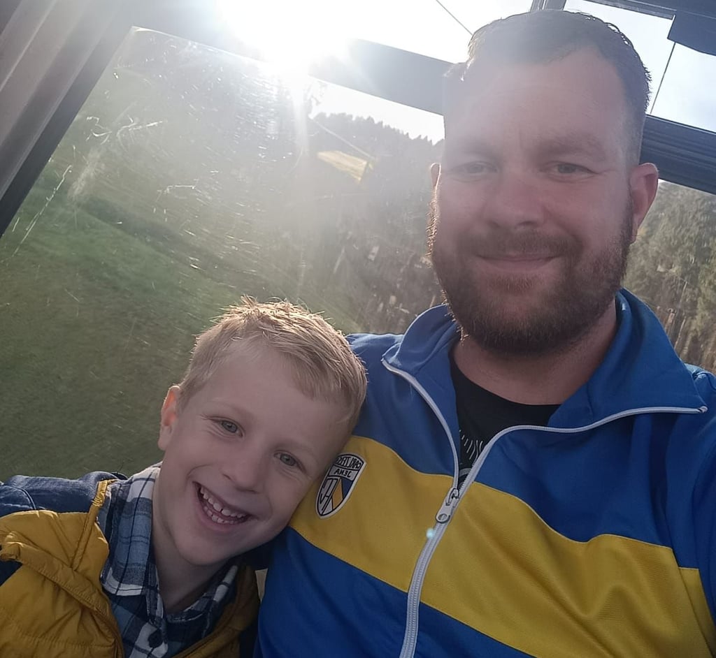 Jan Bergmann, Torwart der zweiten Mannschaft des FSV Klosterhäseler, hier mit Sohn Hugo, hat die letzte Tippspielrunde in diesem Jahr gewonnen.