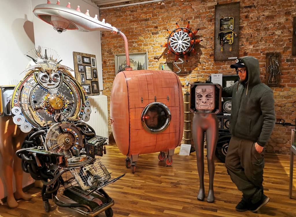 Upcyclingkunst im BuckauZ in Magdeburg: Sebastian Noe verwandelt ausrangierte Materialien in visionäre Kunstobjekte.