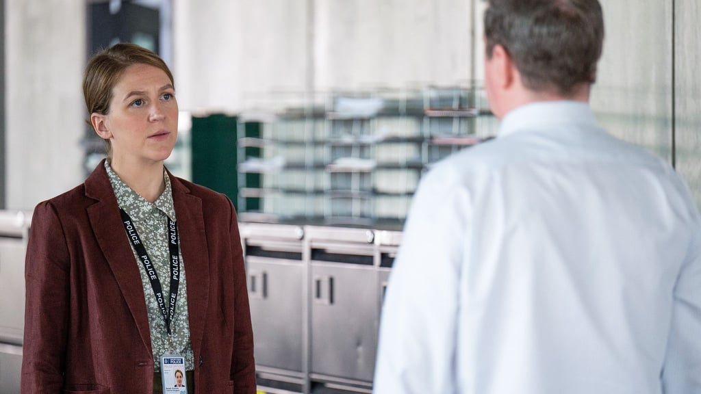 In einem für ihren Chef (Stuart McQuarrie) abgeschlossenen Fall stößt Sarah Collins (Gemma Whelan) auf eine neue Spur, der sie auf den Grund gehen möchte.