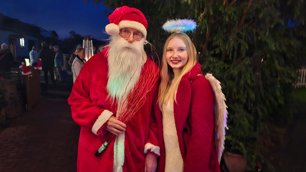 Der Weihnachtsmann und sein Engel stehen für Fotos bereit. Besonders bei den Kindern sind die beiden sehr beliebt.