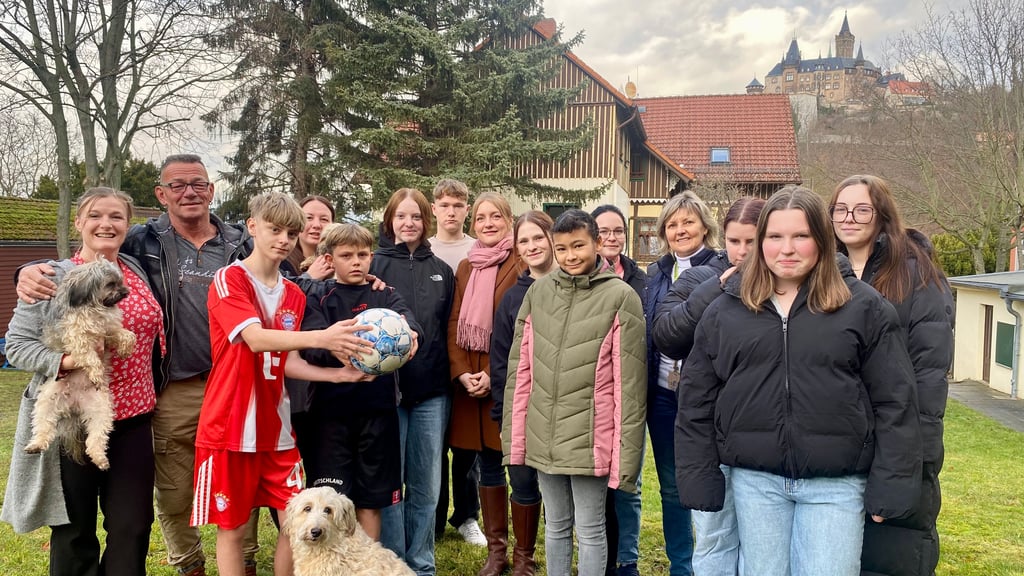 Die Bewohner und das Team des Kinder- und Jugendhauses "Kreuzberg" in Wernigerode lieben Fußball – nur richtige Tore fehlen ihnen noch.