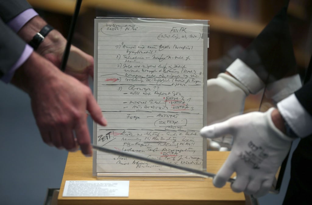 Mitarbeiter stülpen im Haus der Geschichte eine Glasvitrine über den Schabowski-Zettel. Um das Ausstellungsstück gibt es seit Jahren Streit mit einem Journalisten. (Archivbild)