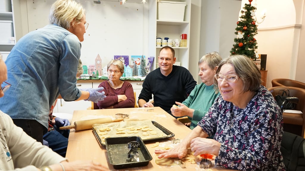 Christopher Schult kommt zum Plätzchenbacken ins Bodelschwingh-Haus.