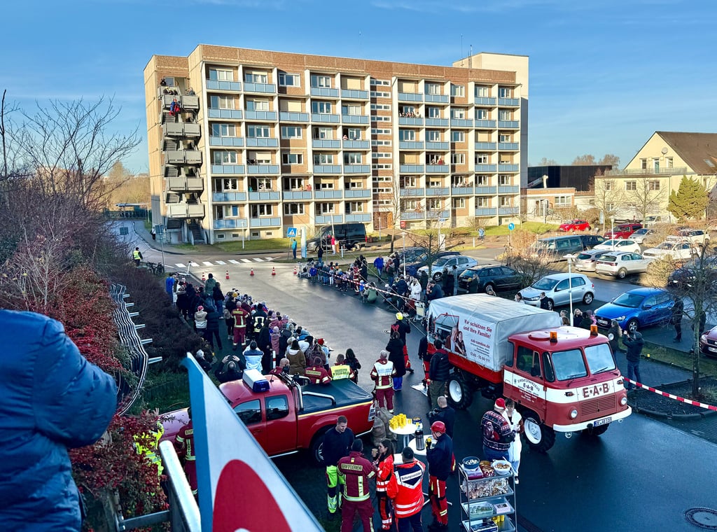 Eine spektakuläre Abseilaktion gab es am Montag im Klinikum: In Zusammenarbeit mit der Berufsfeuerwehr kam der Nikolaus von hoch oben herab - und begeisterte viele Kinder. 