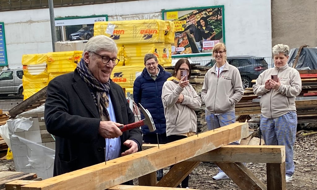 Symbolische letzte Hammerschläge von Seniorenheim-Geschäftsführer Christian Potthoff beim Richtfest.