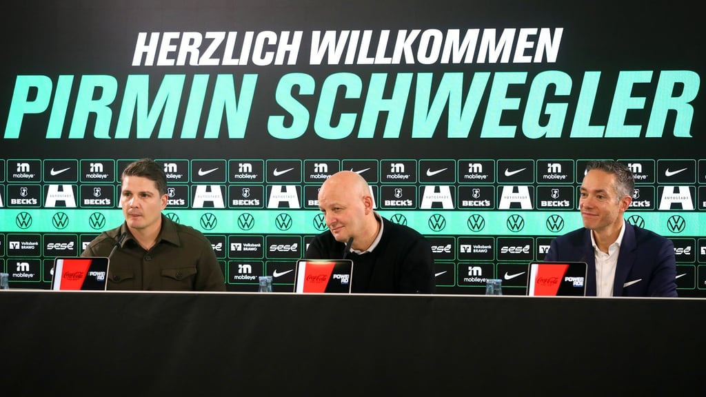 Die neue Führung des VfL Wolfsburg: Sportdirektor Pirmin Schwegler (2.v.l.) sitzt bei seiner Vorstellung neben Sport-Geschäftsführer Peter Christiansen (2.v.r.) und dem Aufsichtsratsvorsitzenden Sebastian Rudolph (r).
