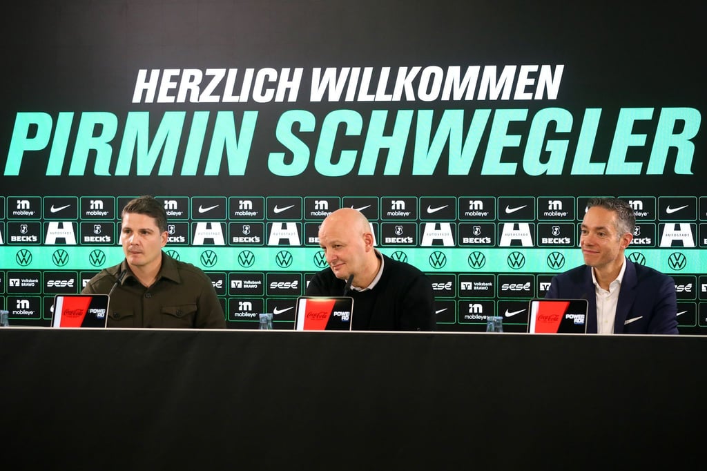 Die neue Führung des VfL Wolfsburg: Sportdirektor Pirmin Schwegler (2.v.l.) sitzt bei seiner Vorstellung neben Sport-Geschäftsführer Peter Christiansen (2.v.r.) und dem Aufsichtsratsvorsitzenden Sebastian Rudolph (r).