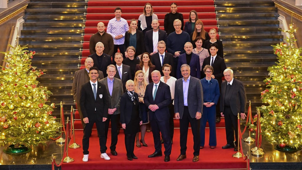 Iris Spranger (SPD, erste Reihe l-r), Berliner Senatorin für Inneres und Sport, Kai Wegner (CDU), Regierender Bürgermeister von Berlin, und Kaweh Niroomand, Olympia-Beauftragter des Landes Berlin, wollen mit einem Kuratorium die Berliner Olympiabewerbung ankurbeln.