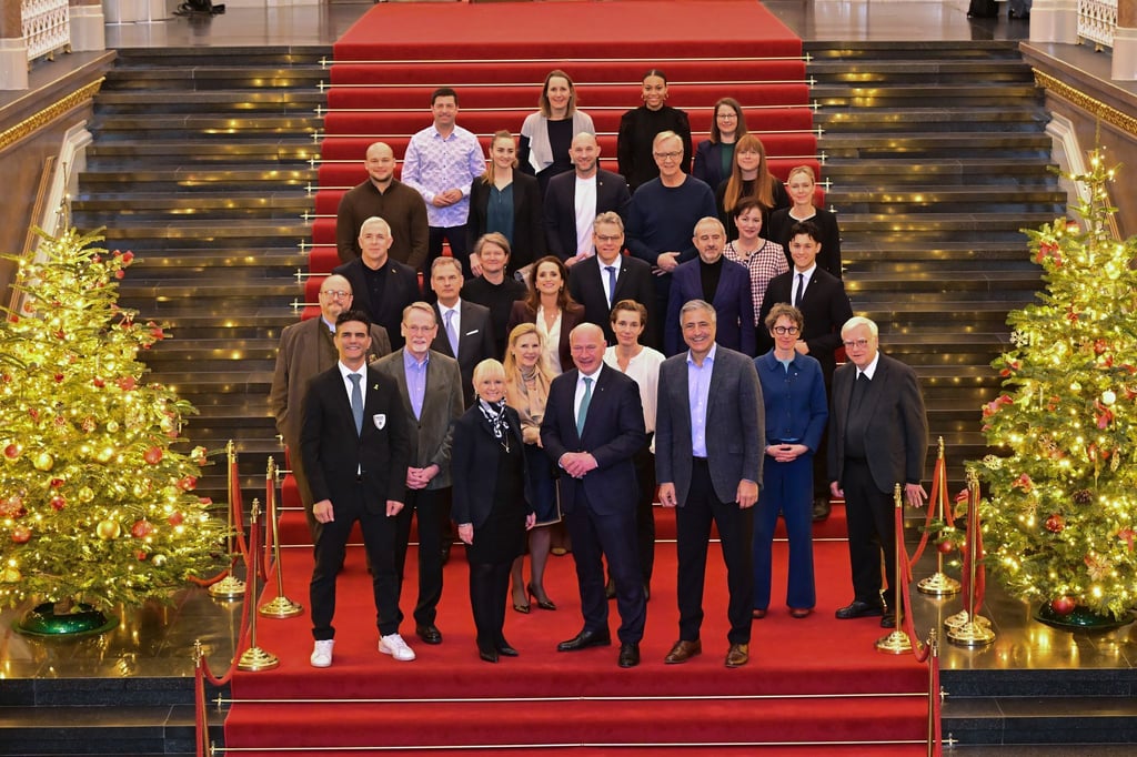 Iris Spranger (SPD, erste Reihe l-r), Berliner Senatorin für Inneres und Sport, Kai Wegner (CDU), Regierender Bürgermeister von Berlin, und Kaweh Niroomand, Olympia-Beauftragter des Landes Berlin, wollen mit einem Kuratorium die Berliner Olympiabewerbung ankurbeln.