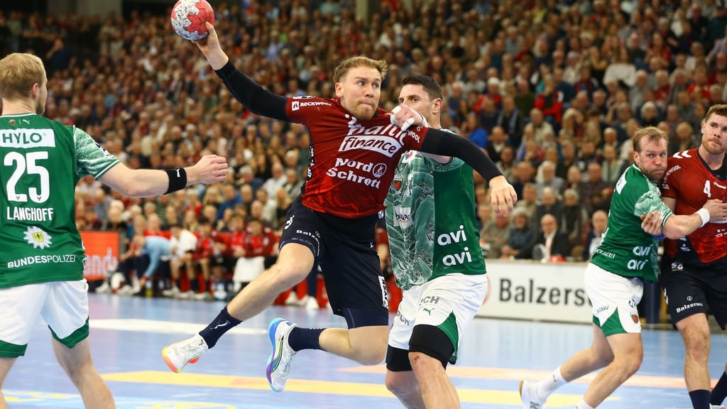 Flensburgs Simon Pytlick beim Torwurf.