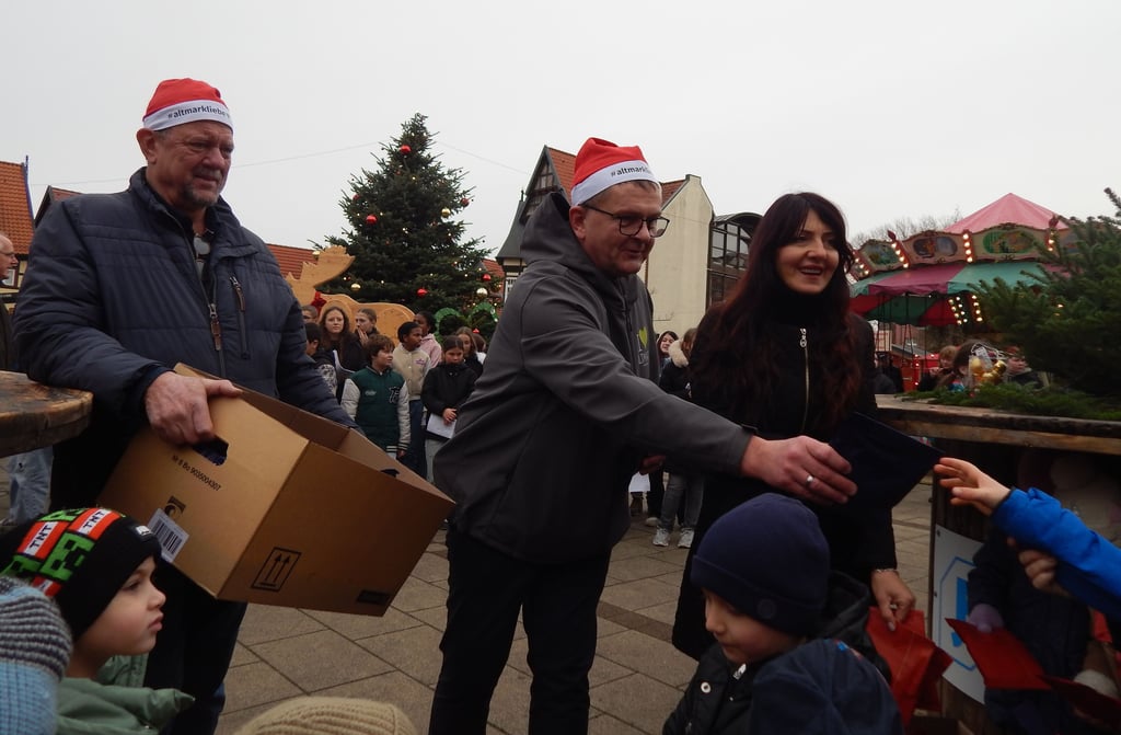 Bürgermeister Olaf Meining (rechts) eröffnete zusammen mit Jost Fischer (links, Vorstand der Werbegemeinschaft Salzwedel) am Donnerstag den Weihnachtsmarkt 2025. Die Sicherheitsvorrichtungen sollen am Freitag aufgebaut werden.