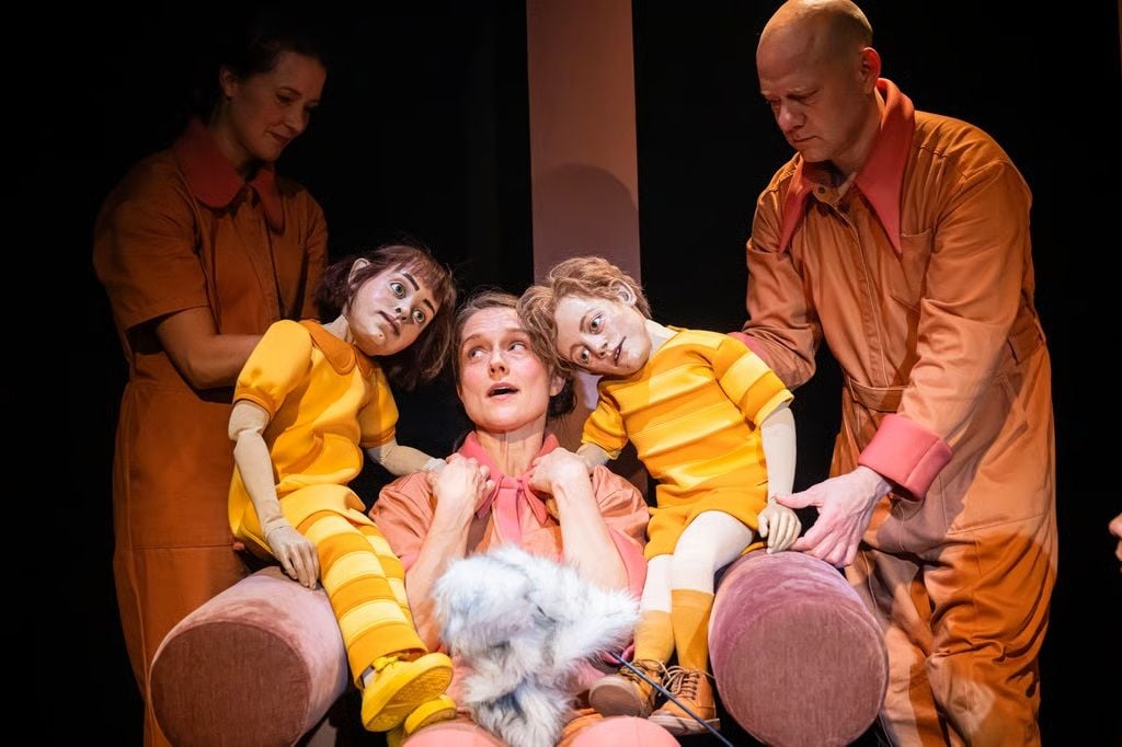 Es braucht viele Hände, um die Gesprächsszene zwischen der jungen Luise (Luise Friederike Hennig), ihrem besten Freund Martin (Sebastian Fortak) und Großmutter Selma (Louise Nowitzki) zu spielen.&nbsp;