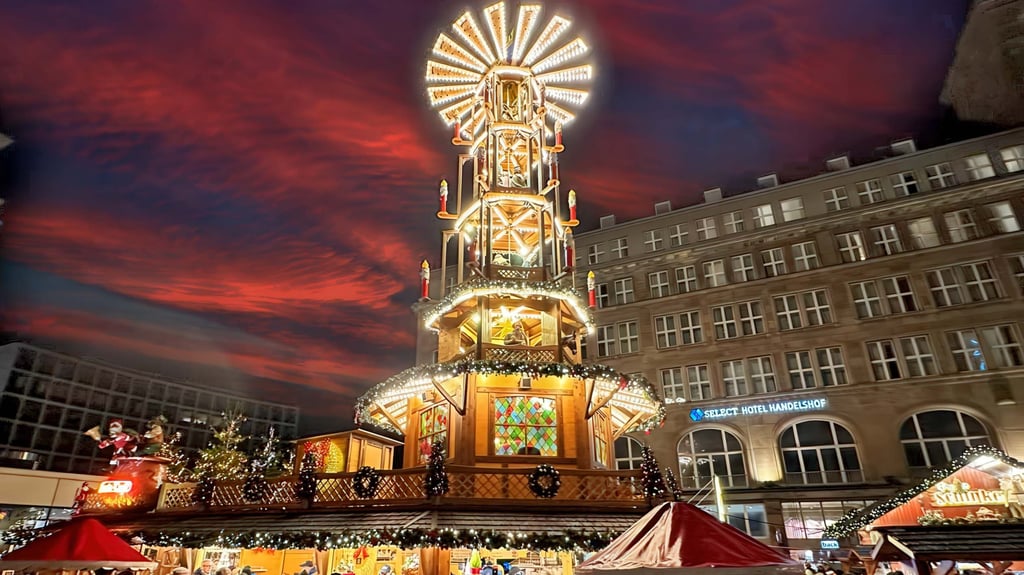Die Weihnachtspyramide - gebaut von der Wanzleber Firma „Blume & Blume“ in Wanzleben - ist 21 Meter hoch und steht Pyramide in Essen.