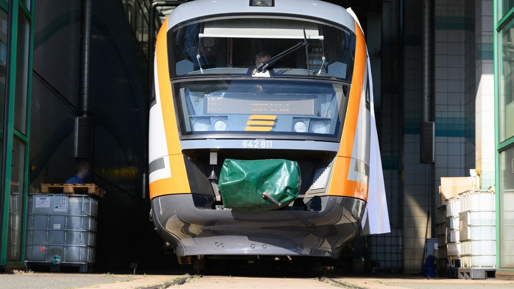 Pendler zwischen Zittau und Ebersbach müssen erneut umplanen: Wegen Mängeln an einer Brücke ist das Gleis gesperrt, Busse ersetzen die Züge. (Symbolbild)