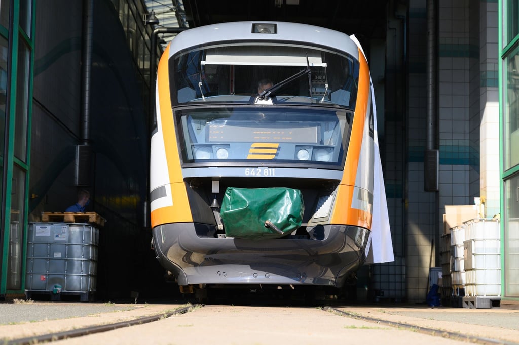 Pendler zwischen Zittau und Ebersbach müssen erneut umplanen: Wegen Mängeln an einer Brücke ist das Gleis gesperrt, Busse ersetzen die Züge. (Symbolbild)