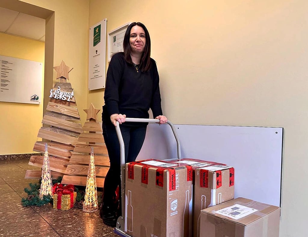 Wieder eine neue Bestellung: Annika Richter, Leiterin der Produktvermarktung von Seydaland Vereinigte Agrarbetriebe, sorgt für den sicheren Transport der hauseigenen Sanddorn- und Aroniaprodukte.