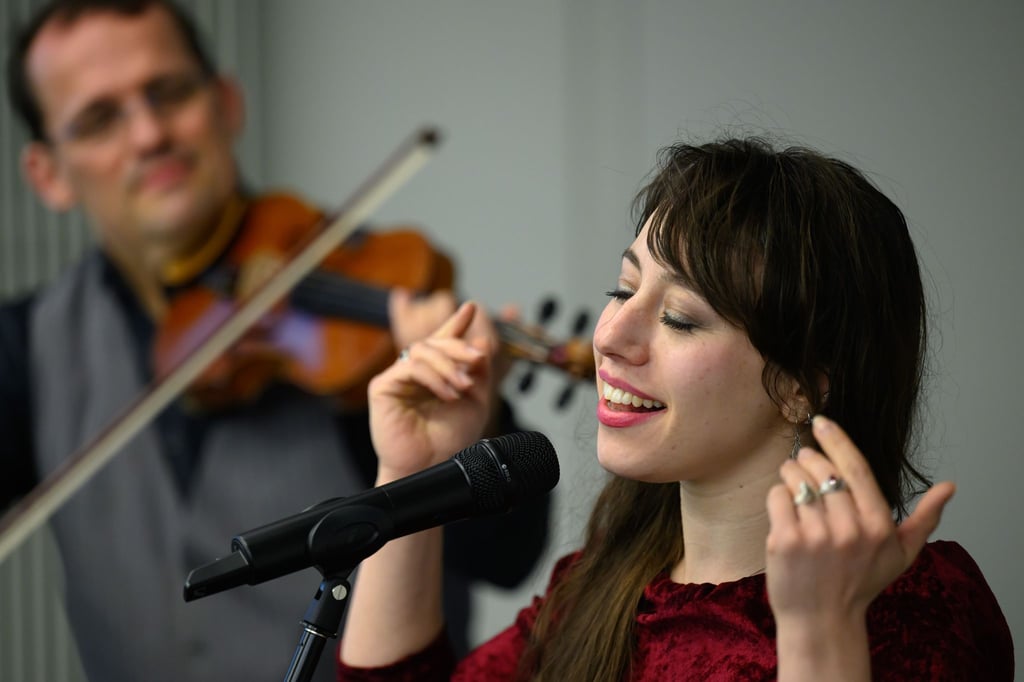 Zur Vorstellung des Programms im jüdischen Themenjahr musizieren die Sängerin Eliana Pliskin Jacobs und der Geiger Samuel Seifert in Chemnitz.