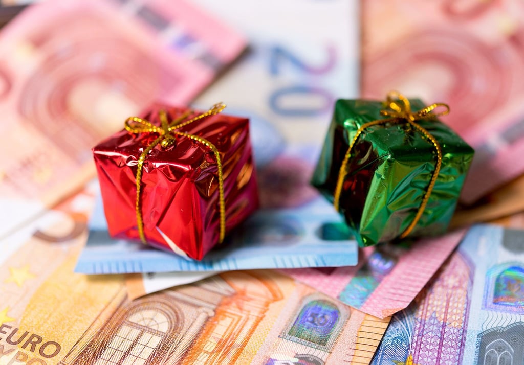Weihnachtsgeld wird beim Bürgergeld als Einkommen angerechnet: Der Bonus mindert die staatliche Unterstützung im Auszahlungsmonat.