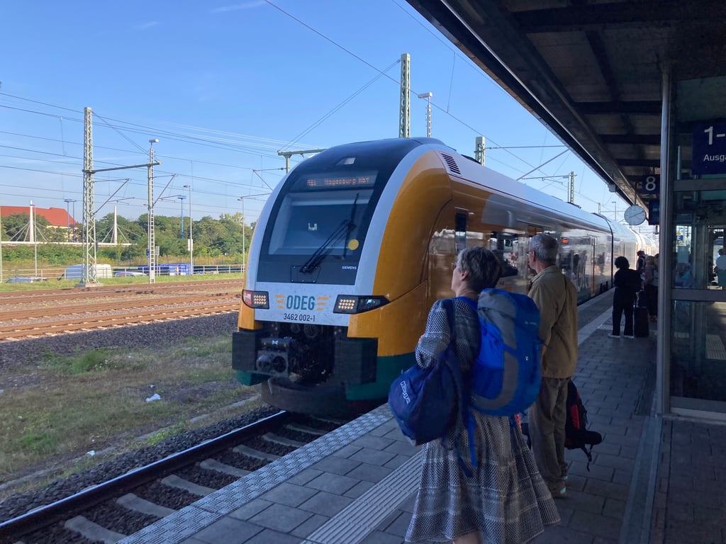 Die Zahlen der Fahrgäste, die etwa am Bahnhof Burg in den Zug steigen, sind im Jahr 2025 deutlich zurückgegangen.