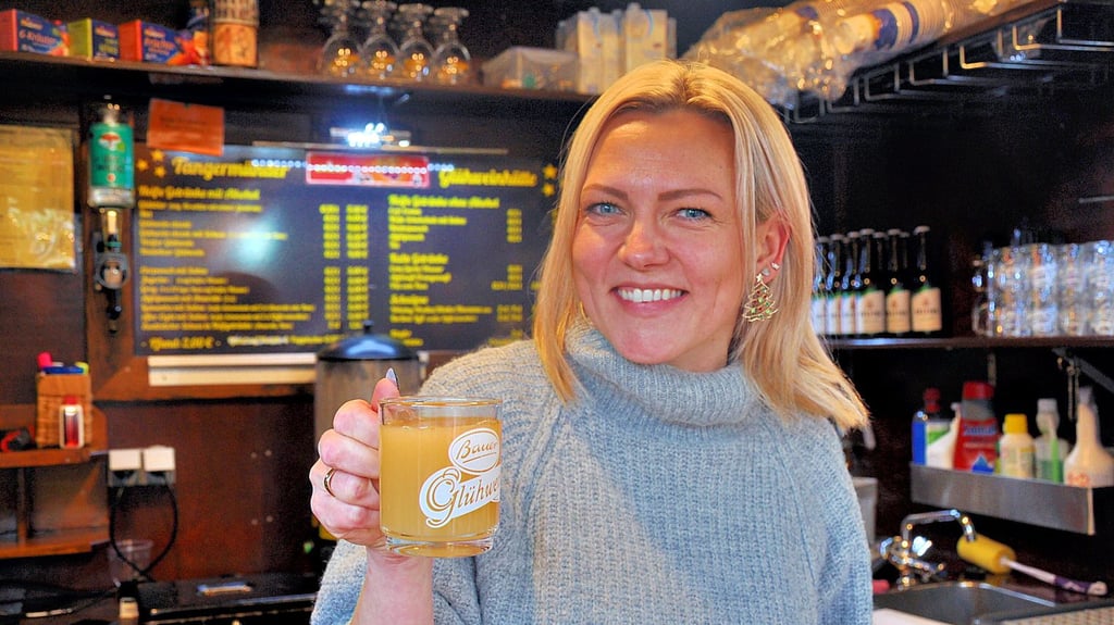In der Tangermünder Glühweinhütte auf den Weihnachtsmarkt in Stendal schenkt Vinny Lehmann Apfelpunsch, Glühwein und weitere Getränke aus.